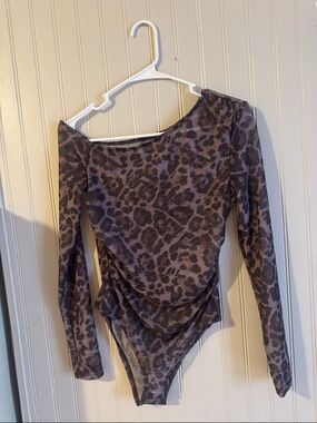 Women's Long Sleeve Off The Shoulder Leopard Print Bodysuit - Taupe